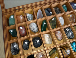 Коллекция 50 камней галтовок по 3-4 см, в коробке 32*23 см, вес около 1700 г  №25736