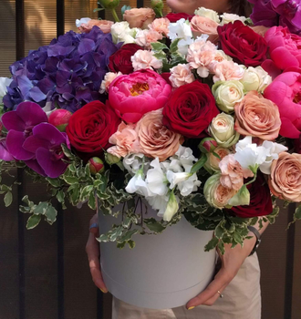 Огромный букет в шляпной коробке из пионов, гортензии, орхидей, роз капучино и кустовых роз