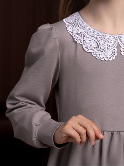 Платье серое с кружевным воротником