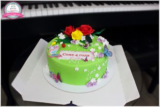 Торт с цветами и бабочками