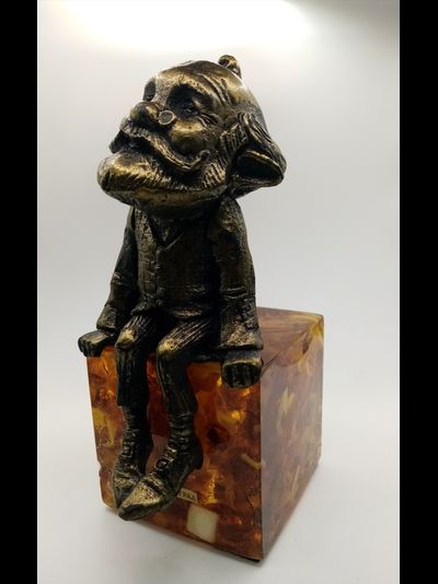 Хомлин дедушка Карл на подставке.