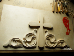 Деревянный крест с накладными уголками из дерева с резьбой по дереву