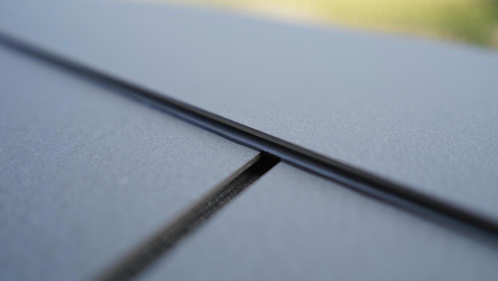 Грамотный дизайн фасада: капельник на нижней части полиуретанового подоконника для защиты от подтеко