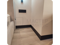 Плинтус алюминиевый ПЛ-80 Черный в интерьере 4