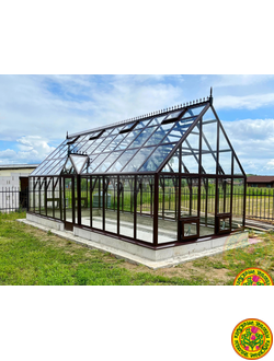 Английская теплица Кингстон из стекла и алюминия в саду