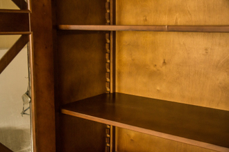 Книжный шкаф со стеклянными дверьми с перекрестиями.