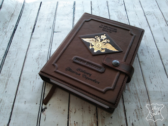 Мужской ежедневник - органайзер с тиснением герба на обложке