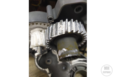 Отломались зубья шестерни. Из-за этого как раз таки  мясорубка и прокручивает. Требуется замена шестерни. 