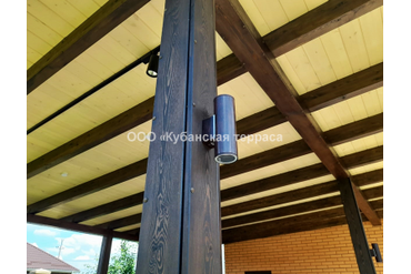 Деревянный навес с мягкой кровлей и шпалерами