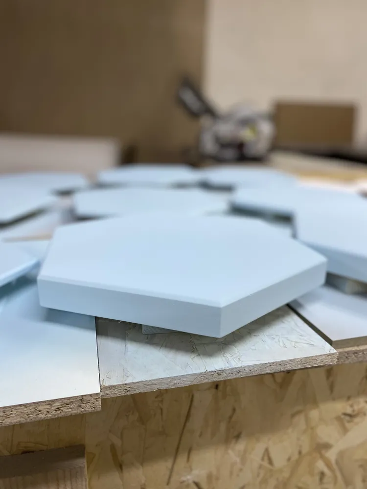 В случае с данным заказом, у клиента уже не было возможности красить панели на объекте, т.к. был готовый чистовой интерьер с наведенным порядком.