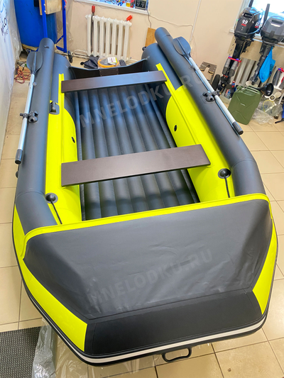 Моторная лодка Таймень NX 3800 НДНД PRO MAX фальшборт желтый/черный сверху с носа