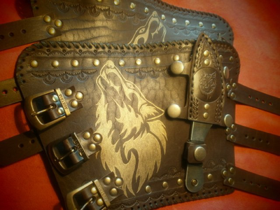 Наруч с ножом "Волк".