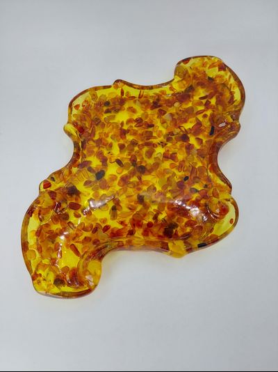 Поднос фигурный с мелким янтарем