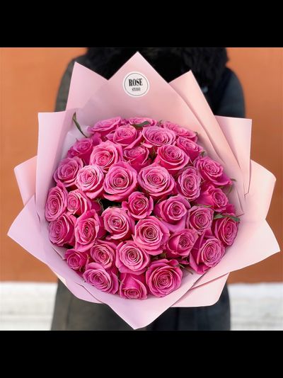 35 розовых роз