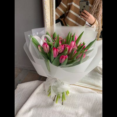 Букет розовых тюльпанов с озотамнусом (модификация 1)