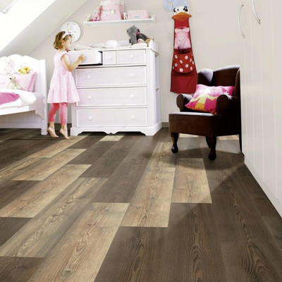 Биополы Purline Wineo 1500 Wood L Golden Pine Mixed PL077C в интерьере детской комнаты