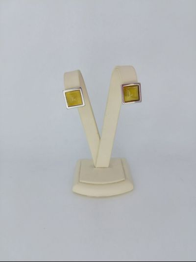 Серьги-гвоздики с квадрат с янтарем