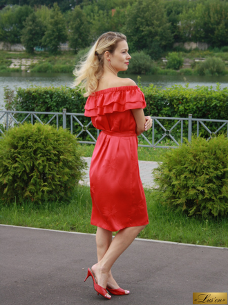 Платье с воланами и рюшами