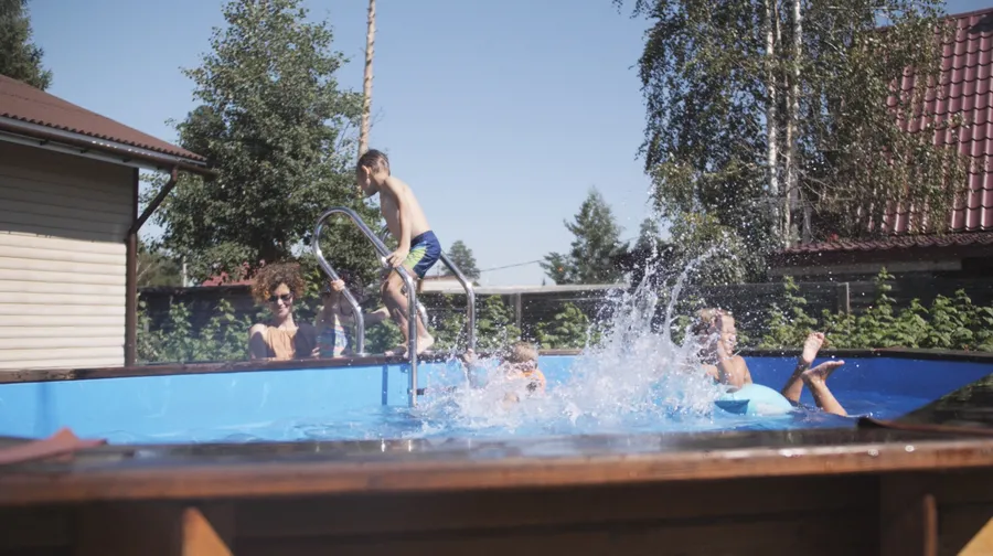 Бассейн "Баргузин" установлен на поверхности без бетонных работ, приобретен заказчиком в базовой комплектации и собран самостоятельно. 