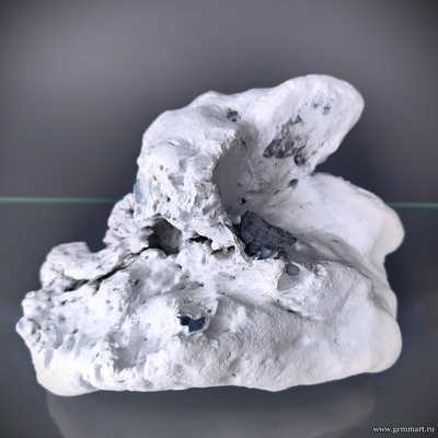 Кахолонг с корочкой кенияита. Южный Урал. Россия. 140*90*100мм