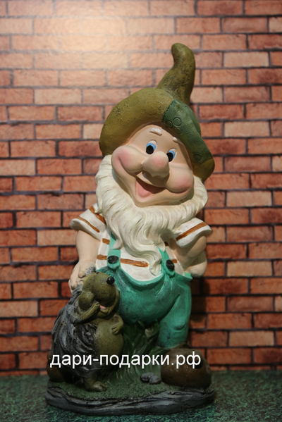 Гном с ежиком 39*19см    1,1кг    полистоун Россия  1977//011022-1