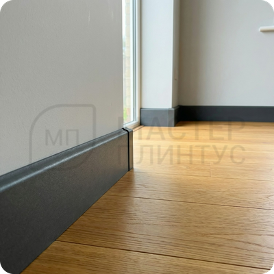 Плинтус ПВХ Волшебная палочка 70мм Home 2,2м 7020 в интерьере