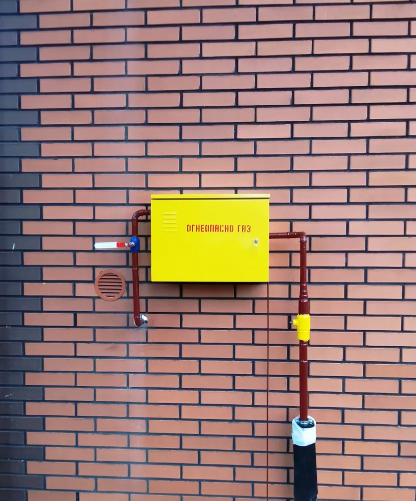 ГРПШ-10 на фасаде жилого дома