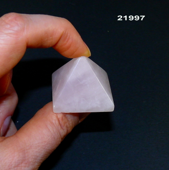Розовый кварц натуральный (пирамида) арт.21997: 25,7г - 30*30*24мм