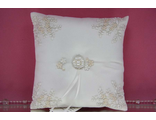 Свадебная подушка цвет айвори украшена кружевом, бисером № 18