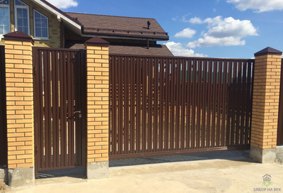 ВОРОТА И ЗАБОР ЗАШИТЫЕ МЕТАЛЛИЧЕСКИМ ШТАКЕТНИКОМ