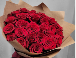 25 красных роз в крафте