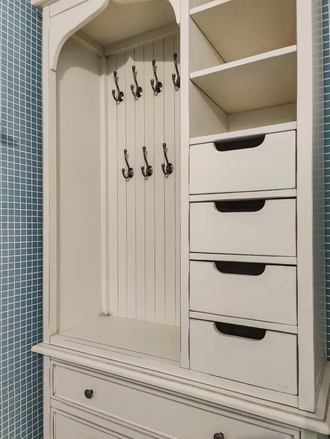 Пенал - стеллаж открытый с крючками и нижними ящиками.