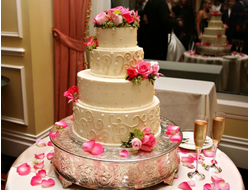 Торт на свадьбу с розами