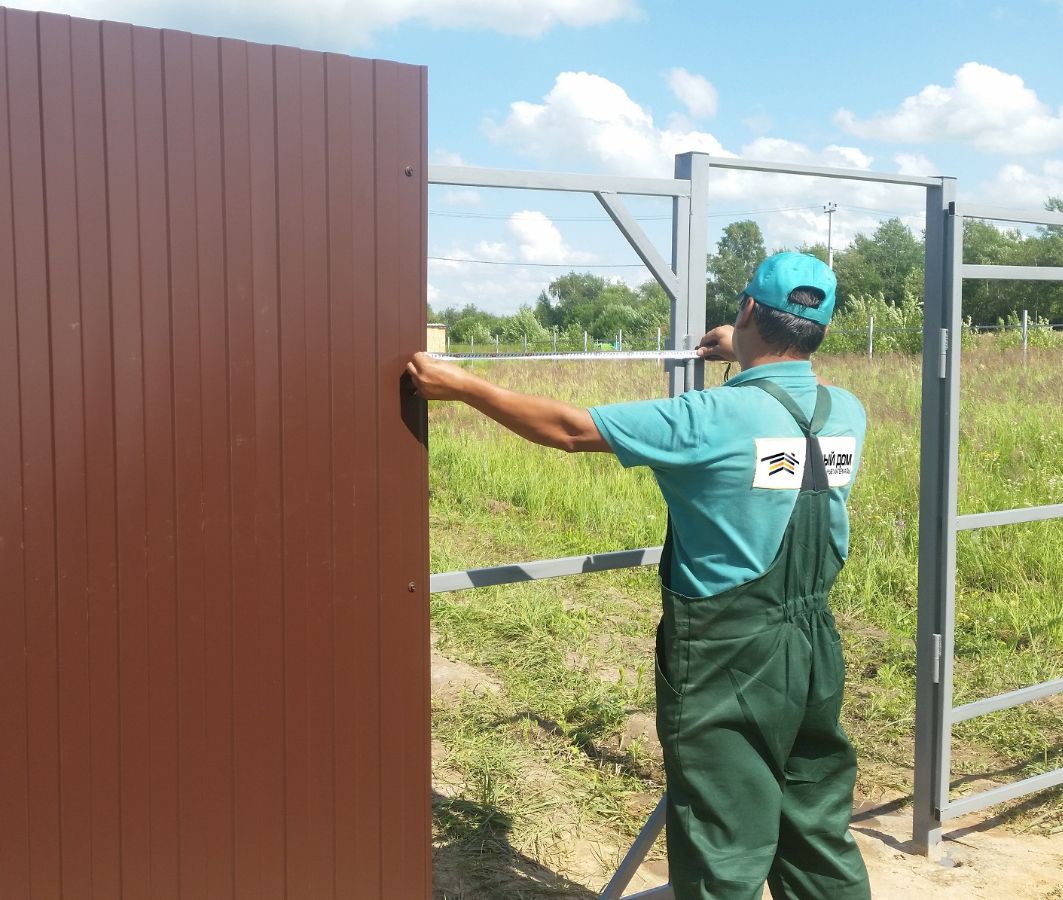 Монтажник заборов. Сварщик забор. Монтаж забора. Ограждение из профнастила сварка. Работы по установке забора.