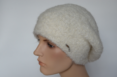 vyazaniy-lokhmatiy-beret-beliy-dlya-zhenschin-vizio-italiya-6957