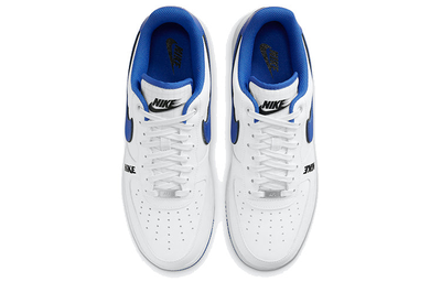 Кроссовки Nike Air Force 1 '07 LV8 White Game Royal бело-синие вид сверху фото