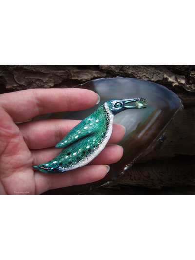 Брошь с изумрудом &quot;Заполярный пингвин Альраи, ледяная птица&quot;