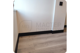 Практичный выбор для стильного интерьера: черный алюминиевый плинтус ПЛ 100 с изысканным муаровым узором.