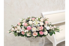 Декорирование интерьера искусственными цветами удлинённой формы позволяет вам наслаждаться красотой природы круглый год, не беспокоясь о сезонных изменениях 3