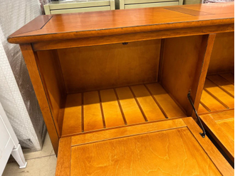 Тумба для виниловых пластинок.