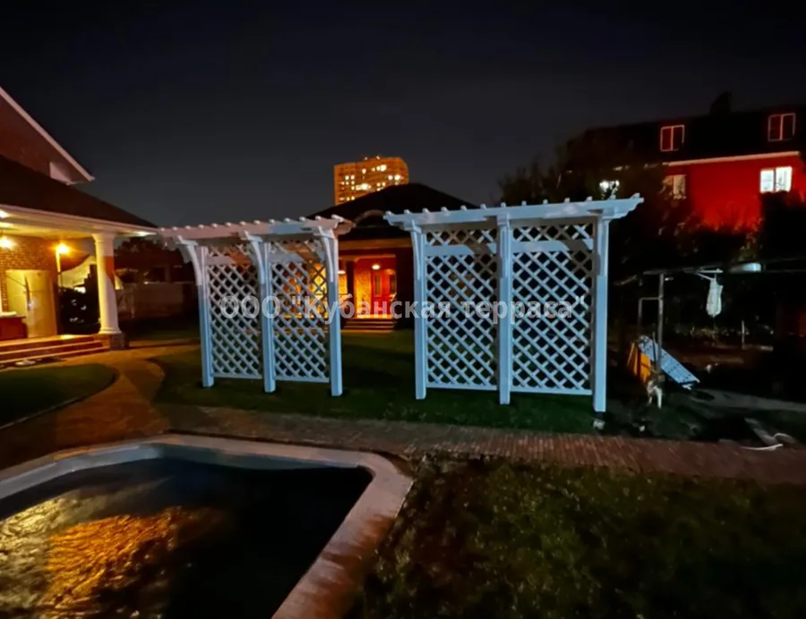 Деревянные перголы со шпалерами для цветов