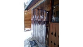 ПВХ завеса на входе веранды для защиты от дождя и снега
