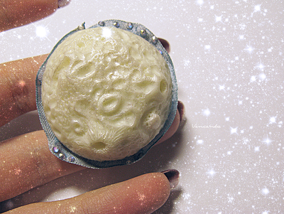 Мистическая луна. Брошь в виде луны из полимерной глины. Украшение светится в темноте