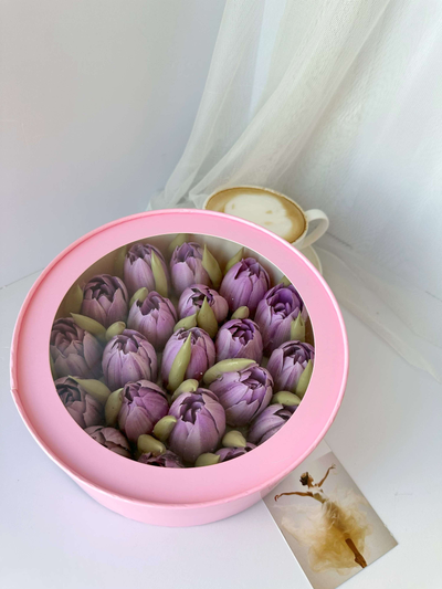 Тюльпаны из зефира в шляпной коробке