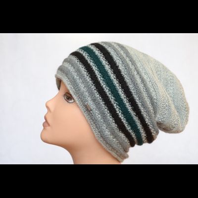 vyazanaya-svetlo-seraya-polosataya-zhenskaya-shapka-italiya