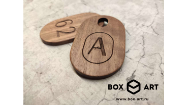 7075 Деревянные номерки для гардероба ресторана. Изготовлено на заказ, массив ореха, лаковое покрытие.