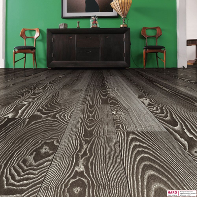 Декор паркетной доски Haro Ясень Фенси Браш 2V 1-пол., масло 530945 в интерьере комнаты