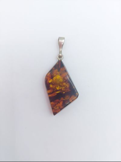 Кулон из коричнево-желтого янтаря 02287