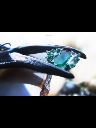 "Ледяной Пингвин Полярных Шаманов", волшебная брошь с изумрудом