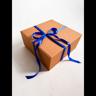 Огромная подарочная коробка GILEV 45х45х20см с синей лентой и наполнителем крафт